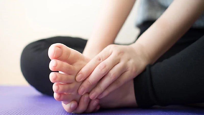 4 أسباب وراء آلام القدمين المستمر