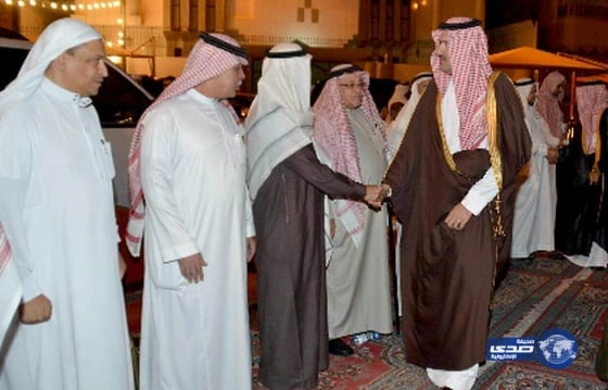 أمير مكة يقبل نجل شهيد خلال العرض العسكري لقوات أمن الحج