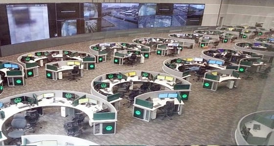 سقوط قطع سيراميك محملة في شاحنة بجدة