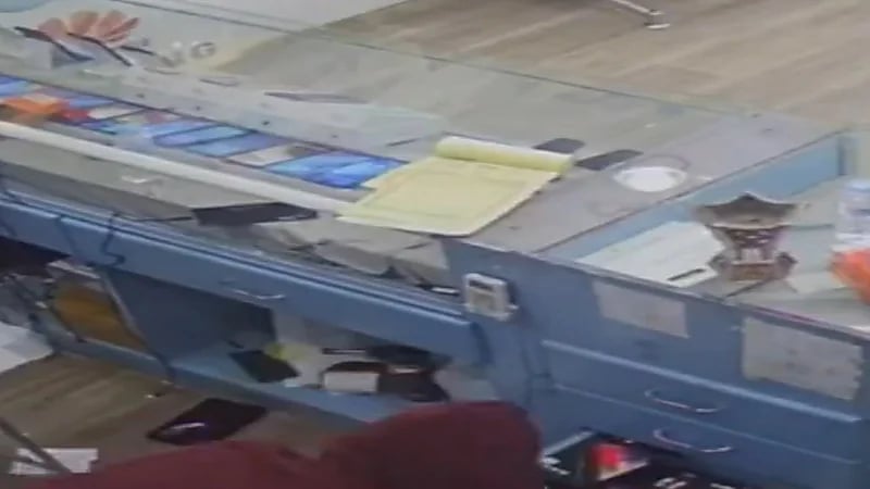 شاهد.. تفاصيل جديدة في واقعة السطو على متجر اتصالات ‎بالرياض
