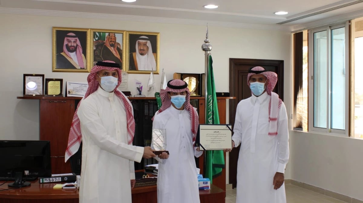 شاهد.. لصان يحاولان سرقة مركبة مواطن من أمام منزله بالرياض 