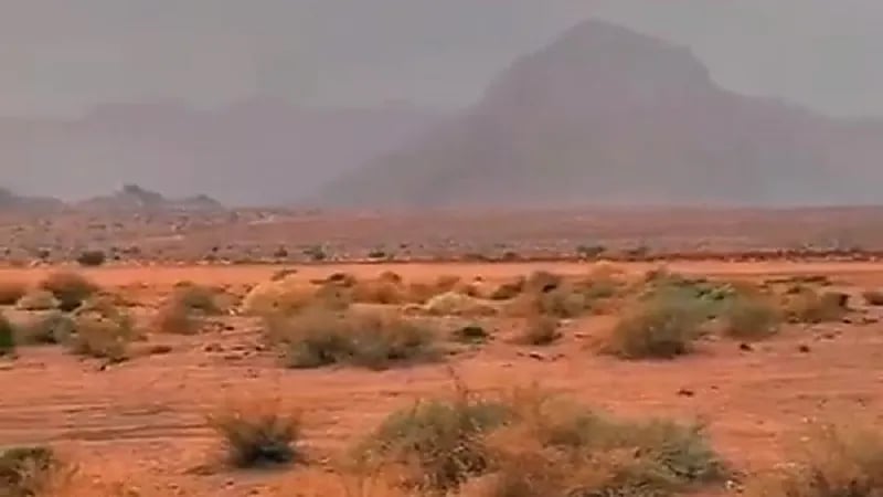 شاهد.. صاعقة تضرب جبل اللوز في تبوك