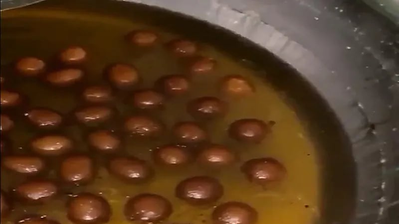 بالفيديو.. ضبط عمالة وافدة حولت شقة سكنية إلى معمل حلويات بحي الشميسي