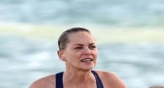 بالصور.. شارون ستون تثير إعجاب المتابعين بالمايوه الأزرق