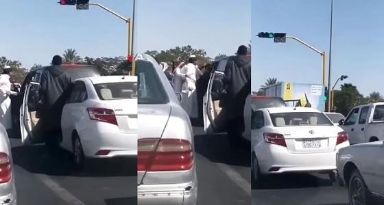 بالفيديو .. تشابك بين مواطنين بإشارة مرور بنجران