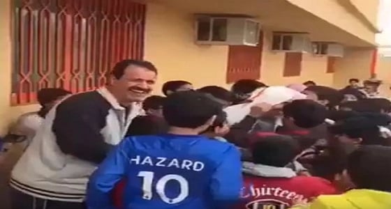 بالفيديو.. تلاميذ مدرسة ابتدائية يستقبلون مديرهم المتقاعد بحفاوة