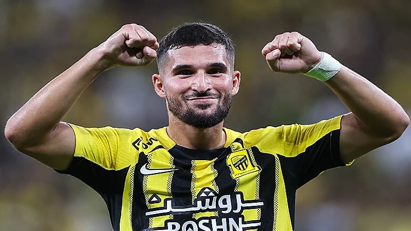 أزمة تهدد الاتحاد قبل قمة النصر .. نجم الفريق مهدد بالإيقاف