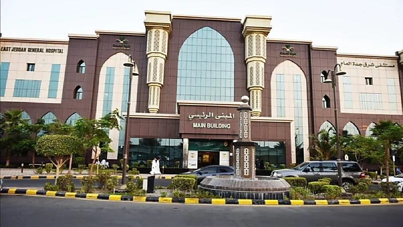 شاهد.. قائد مركبة يصطدم بأخرى متوقفة أمام أحد المنازل ويفر هاربا