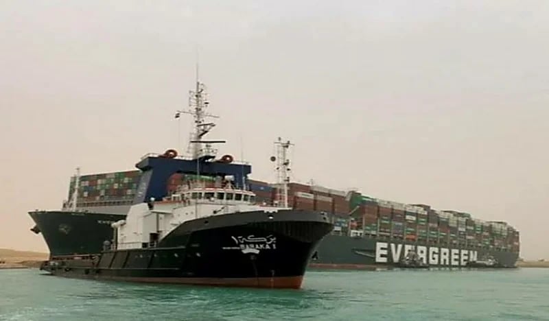 سبب إعاقة عملية تعويم السفينة الجانحة بقناة السويس 