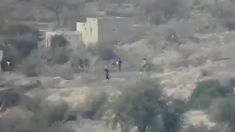 شاهد.. لحظة طرد مليشيات الحوثي لامرأة وأطفالها من منزلهم وتحويله إلى ثكنة عسكرية