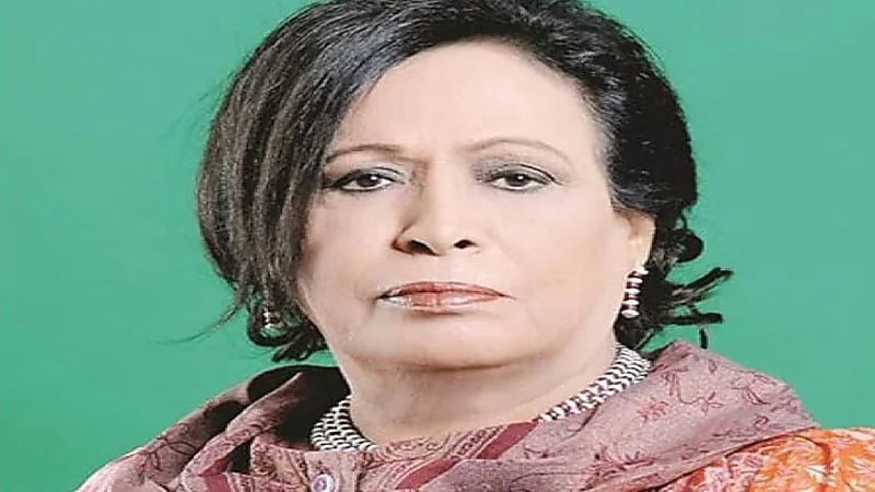 شاهد.. معجب صيني يفاجأ حياة الفهد ويقدم لها باقة من الورد في موقع التصوير