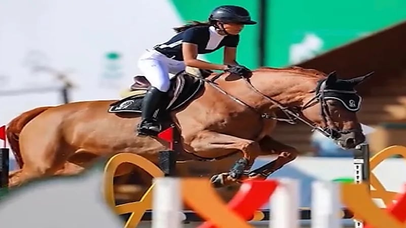 بالفيديو..الأميرة وطفة آل سعود تصل للمركز الأول في مضمار الفروسية