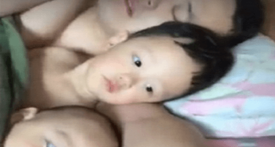 بالفيديو.. أب يتغلب على استيقاظ طفليه مبكرا بحيلة ذكية