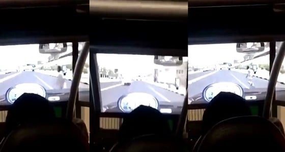 بالفيديو.. فتاة تقود سيارة تقطع إشارة مرورية وتصدم شخصا