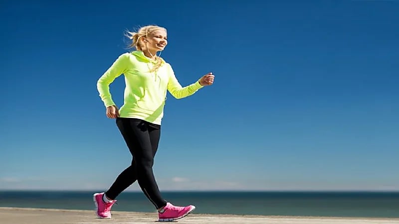 الشهري : المشي يزيد من إبداع الإنسان بنسبة تصل إلى 60% .. فيديو