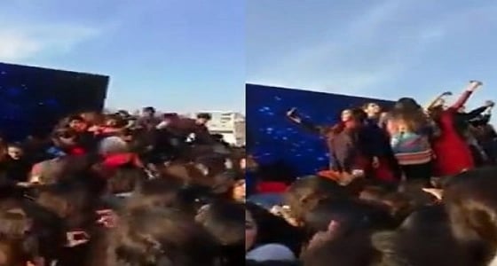 بالفيديو.. لحظة انهيار منصة بمغنية ومعجباتها في حفل غنائي