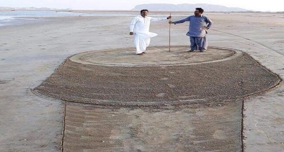 بالصور... إبداع على الرمل يجذب أنظار ويثير الانتباه