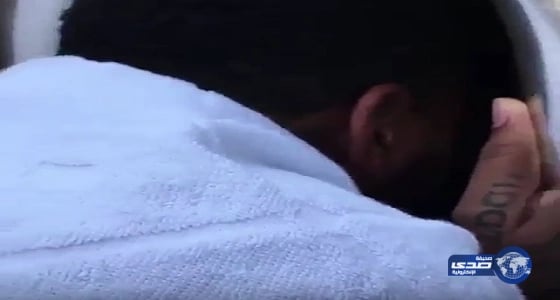 شاهد .. "مغنى راب " يجهش بالبكاء أثناء تقبيله الحجر الأسود