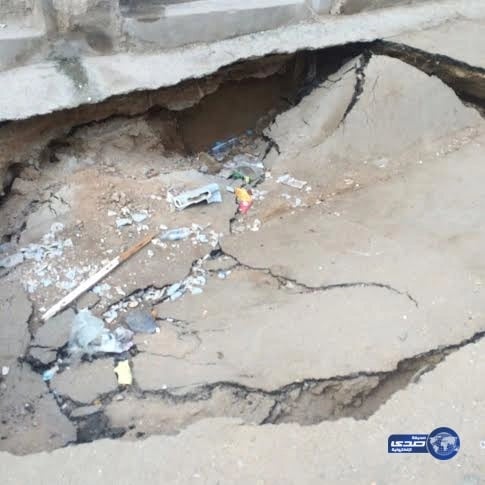 بالصور.. هبوط أرضي بـ" مدائن الفهد" جنوبي جدة