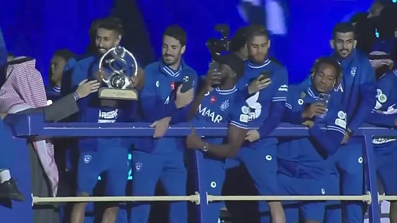 بالفيديو.. لحظة دخول نجوم الهلال بالكأس وسط تحية الجماهير في احتفالية الترفيه