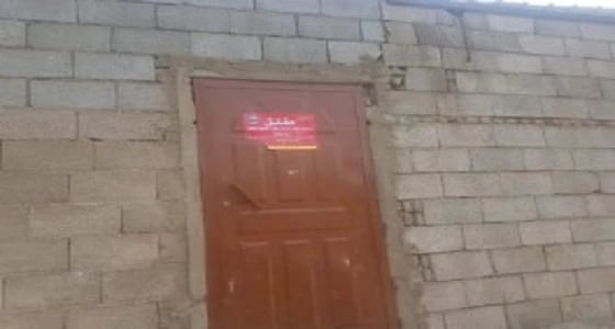 بالصور.. بلدية الجموم تغلق موقعا غير مرخص