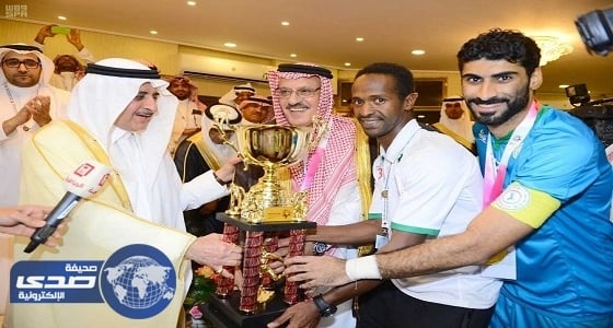 بالصور.. الأمير فهد بن سلطان يتوج الإتفاق بكأس دورة تبوك