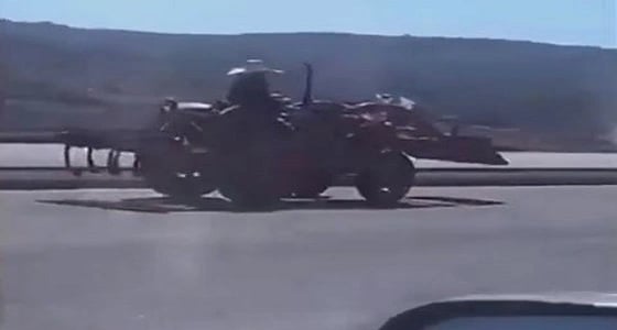 بالفيديو.. مسنة تقود " جرار " في " عسير "