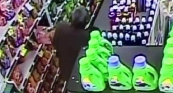 فيديو صادم لسيدة تسرق سوبر ماركت بطريقة غريبة