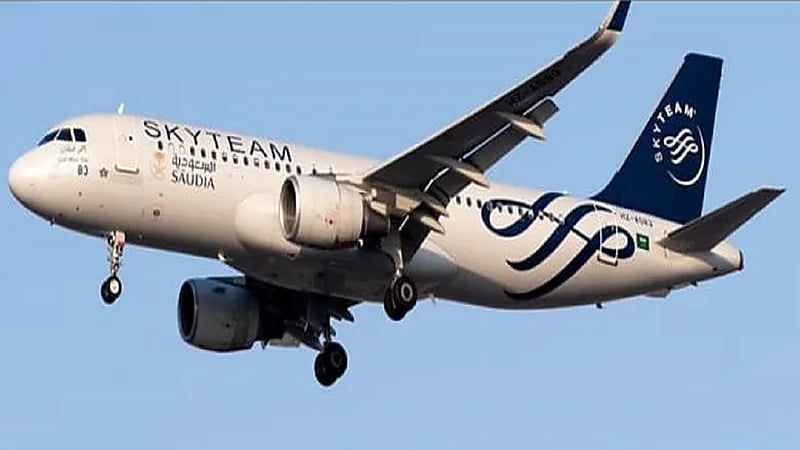 هبوط آمن لطائرة الخطوط السعودية في روما بعد حدوث عطل في المحرك