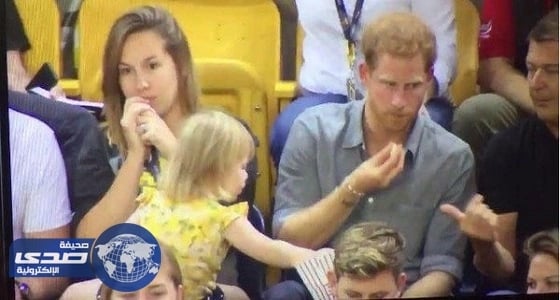 طفلة تسرق الأمير هاري أثناء حضوره مبارة لكرة الطائرة