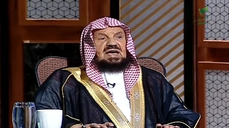 بالفيديو.. "المنيع" يكشف حكم استخدام الإبر في نفخ الشفاه وتجميل الوجه