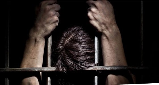 حبس الرجل الثعبان 22 عامًا لاعتدائه على قاصرات