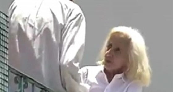 بالفيديو.. شاب يلقي والدته المسنة من شرفة منزلهما ورد فعل صادم للمارة