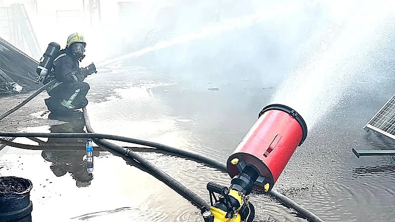 مدني مكة يباشر حريقًا في مستودع بحي المعيصم