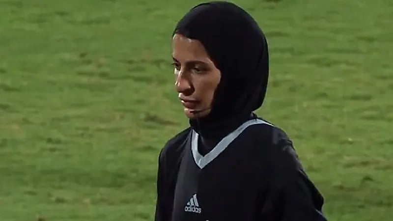 حكمة تثير الجدل بقرار ركلة جزاء في الدوري الإماراتي .. فيديو