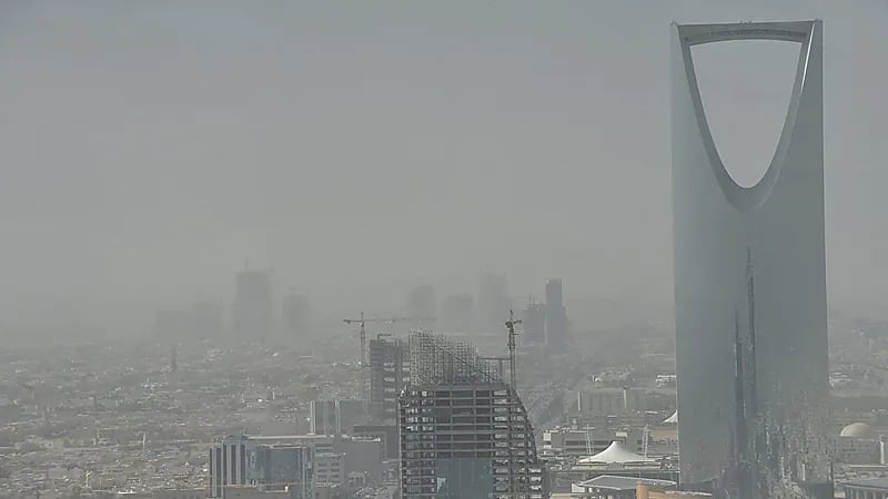 أمن الطرق يحذر من عواصف ترابية في الرياض