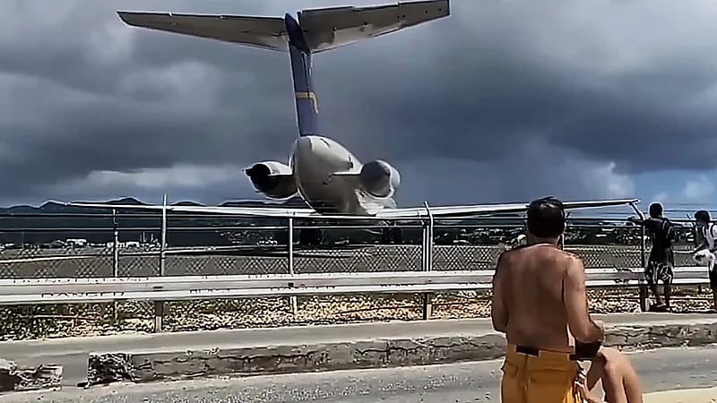 سائح يتعرض للتطاير بفعل رياح محرك طائرة أثناء إقلاعها.. فيديو