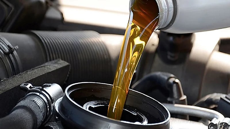 بالفيديو..طريقة التأكد من جودة زيت السيارة واختيار الأفضل للمحرك
