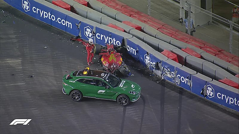 شاهد.. انزلاق مفاجئ يتسبب في حادث قوي لمتسابق بـ "فورمولا1"
