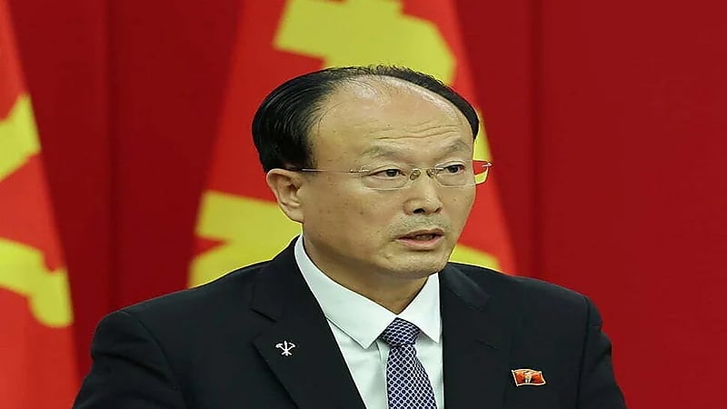 مسؤولون يضعون دبابيس تحمل صور كيم جونغ أون.. صور