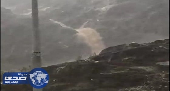 بالفيديو.. أمطار وشلالات غرب محايل عسير