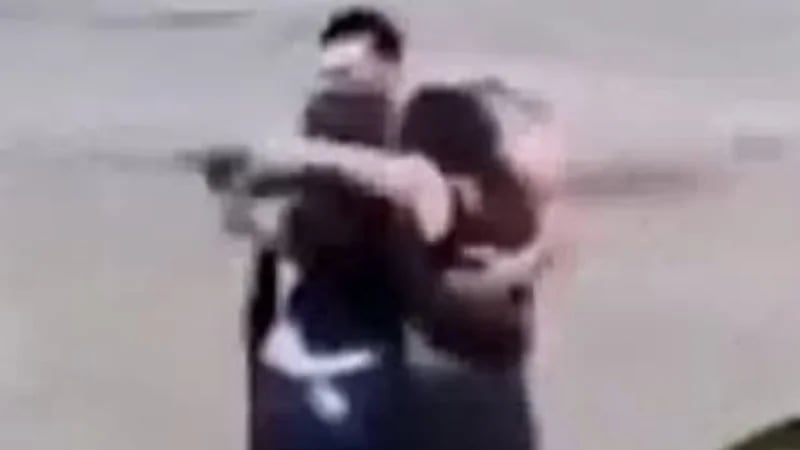 العناق الأخير ..  حادث مؤلم لـ 3 أصدقاء جرفتهم السيول .. فيديو