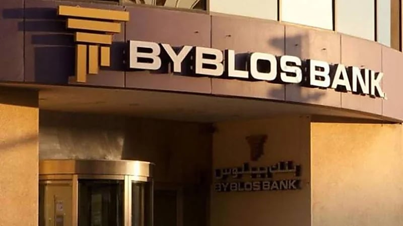 بالفيديو.. مودع جديد مسلح يقتحم بنكًا ويحتجز رهائن في لبنان