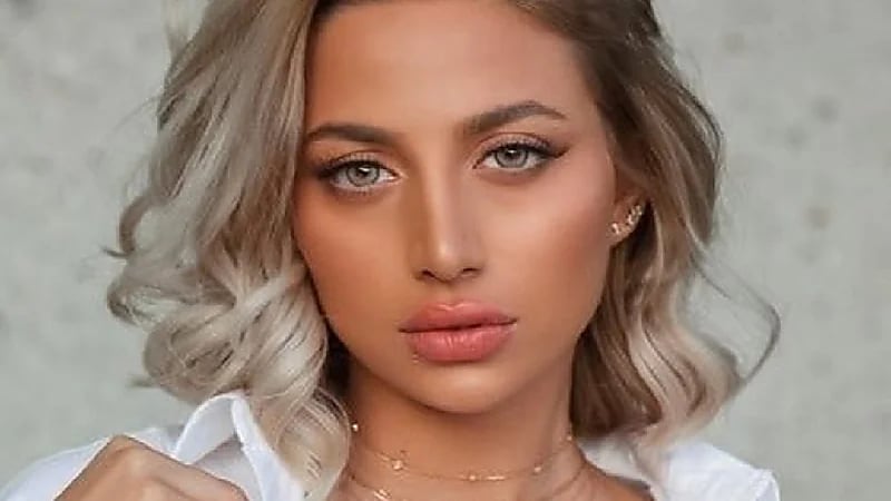 صورة .. مودل روز تصدم الجمهور بعد ظهورها بدون مكياج