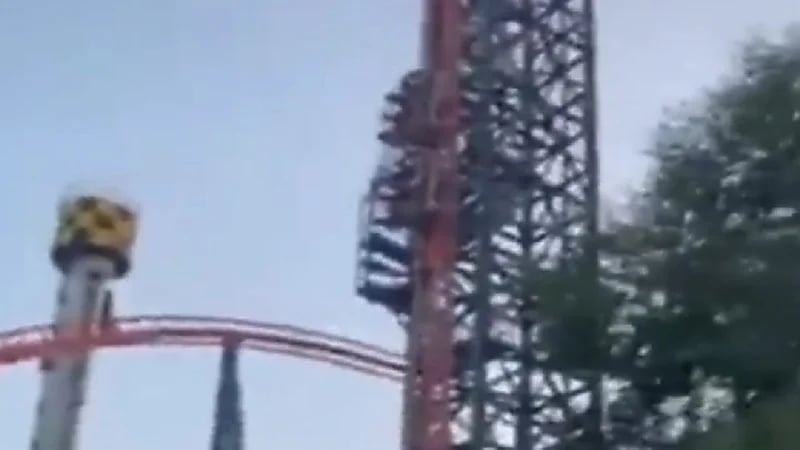 بالفيديو.. تعطل قطار الموت أثناء تواجد أشخاص بداخله