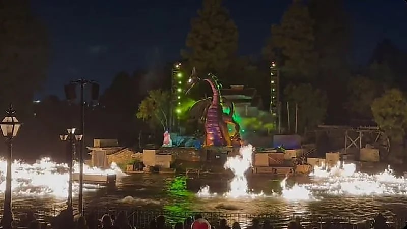 فيديو..حريق يحول عرضًا تمثيليًا في ديزني لاند إلى مشهد حقيقي