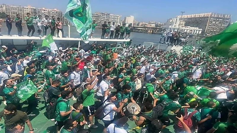 إغماءات واشتباكات عنيفة في نهائي كأس الرابطة المصرية .. فيديو