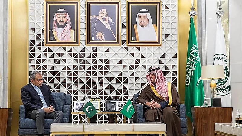 وزير الداخلية يبحث مع نظيره الباكستاني تعزيز التعاون الأمني المشترك