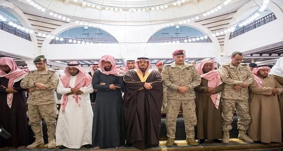 بالصور.. نائب أمير الرياض ينقل تعازي القيادة لأسرة الشهيد المطيري