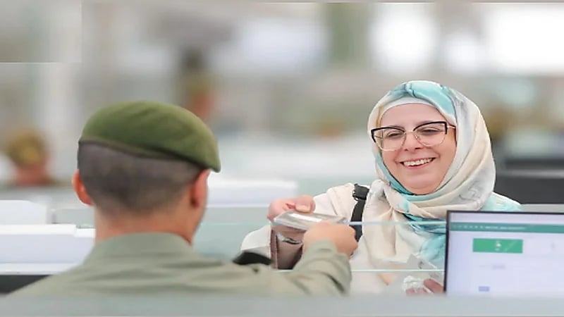 الجوازات تنهي إجراءات مغادرة أولى رحلات ضيوف الرحمن بعد أدائهم مناسك الحج